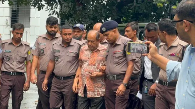 ট্রাইব্যুনালে আনা হয়েছে রাষ্ট্রপতি জিয়াউর রহমান হত্যার আসামি মোজাফফরকে