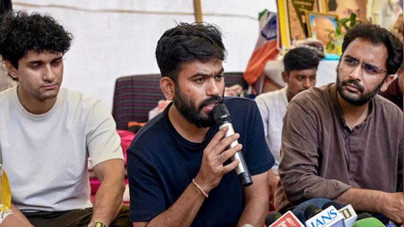 নতুন দাবিতে আন্দোলন চলছে ‘ককরোচ জনতা পার্টি’র
