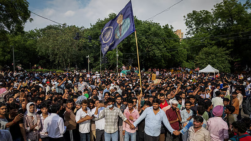 দিল্লিতে শিক্ষার্থীদের সমর্থনে জনজোয়ার