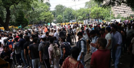 শিক্ষামন্ত্রীর অপসারণ দাবিতে অনড় বিক্ষোভকারীরা, সময় প্রার্থনা সরকারের