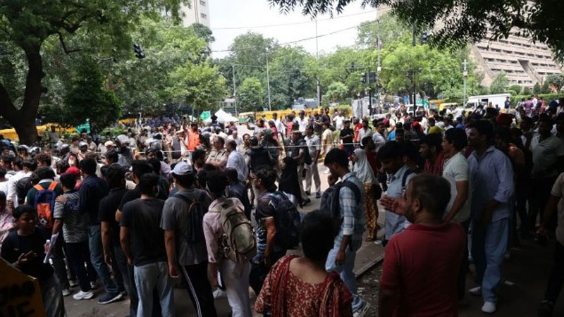শিক্ষামন্ত্রীর অপসারণ দাবিতে অনড় বিক্ষোভকারীরা, সময় প্রার্থনা সরকারের