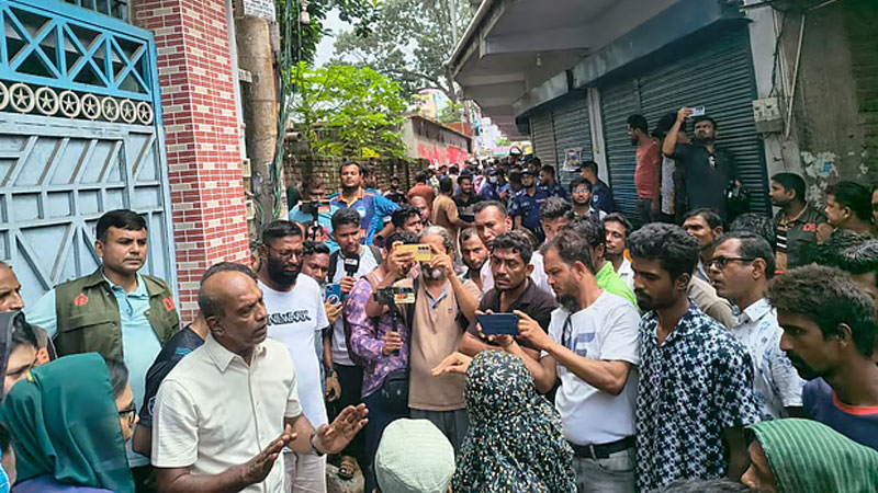 এমপির বাসভবনে এলাকাবাসীর হামলা ও ভাঙচুর