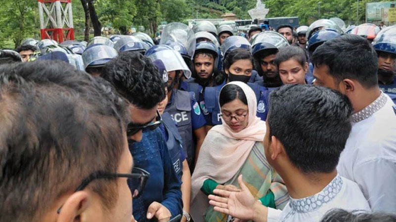 হবিগঞ্জে এনসিপির গাড়িবহরে বারবার পুলিশের বাধা, সড়কে নেতাদের অবস্থান