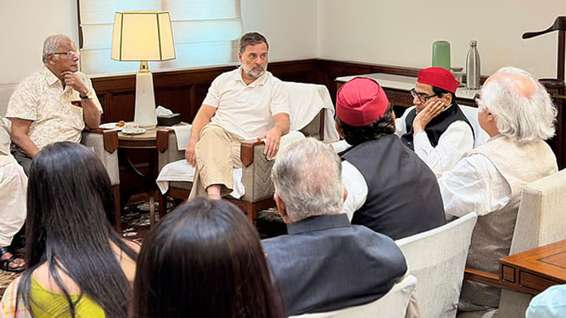 শিক্ষামন্ত্রীর পদত্যাগের দাবিতে অটল বিরোধী জোট