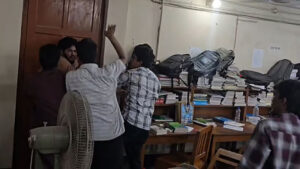 রাবিতে শিক্ষক-শিক্ষার্থীর উপস্থিতিতে ‘মব’