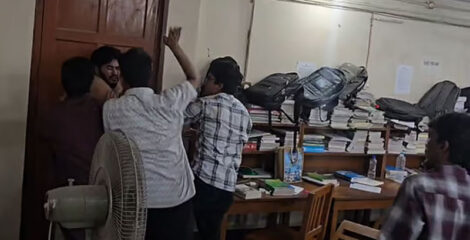 রাবিতে শিক্ষক-শিক্ষার্থীর উপস্থিতিতে ‘মব’