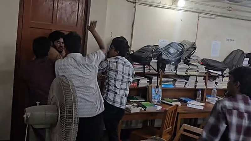 রাবিতে শিক্ষক-শিক্ষার্থীর উপস্থিতিতে ‘মব’