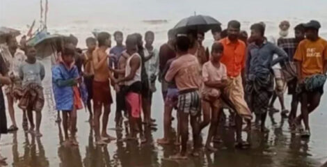 সাগরে রোহিঙ্গাবাহী নৌকাডুবি: ১৮ জন উদ্ধার, মাঝিসহ নিখোঁজ ১৩