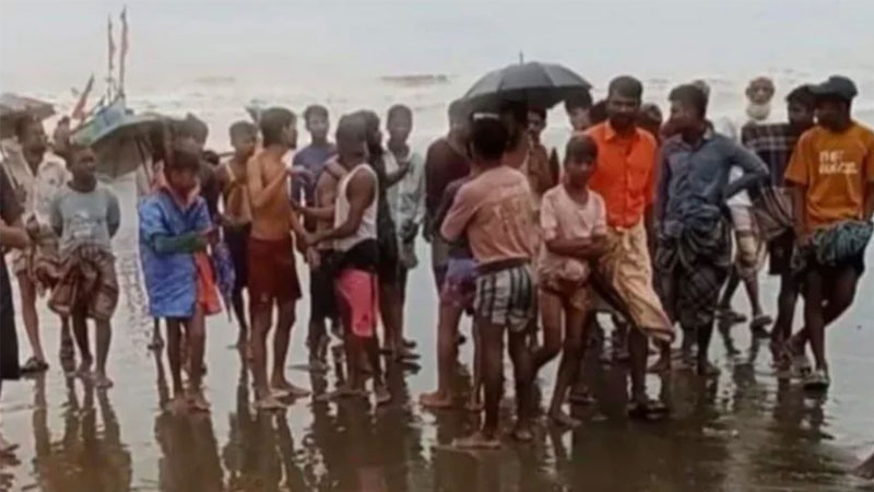 সাগরে রোহিঙ্গাবাহী নৌকাডুবি: ১৮ জন উদ্ধার, মাঝিসহ নিখোঁজ ১৩
