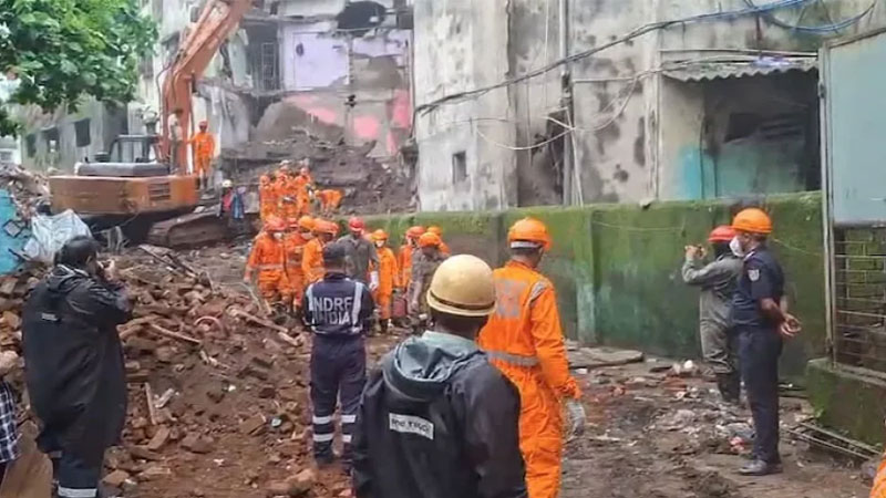 ভারতে চারতলা ভবন ধসে নিহত ৫, ধ্বংসস্তূপে আটকে পড়ার আশঙ্কা