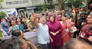 ঢামেকে শিক্ষার্থীদের সঙ্গে স্ত্রীসহ সেলফিতে প্রধানমন্ত্রী