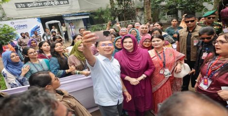 ঢামেকে শিক্ষার্থীদের সঙ্গে স্ত্রীসহ সেলফিতে প্রধানমন্ত্রী