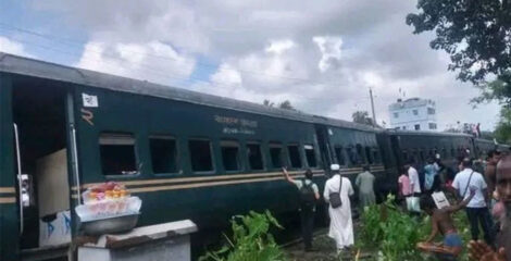 গফরগাঁওয়ে জামালপুর কমিউটারের ৪ বগি লাইনচ্যুত, ট্রেন চলাচল বন্ধ