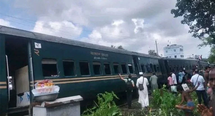 গফরগাঁওয়ে জামালপুর কমিউটারের ৪ বগি লাইনচ্যুত, ট্রেন চলাচল বন্ধ
