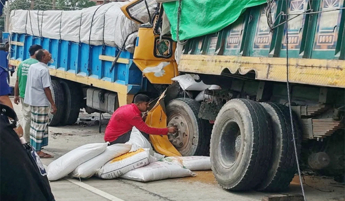 বগুড়ায় দাঁড়িয়ে থাকা ট্রাকে ধাক্কা, প্রাণ গেল ২ জনের
