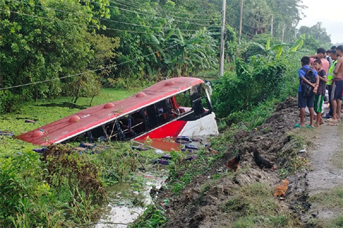 ভাঙ্গায় যাত্রীবাহী বাস খাদে, আহত ২১