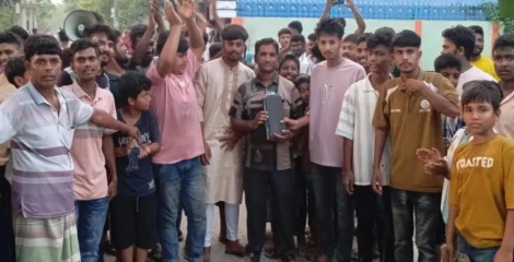 লোডশেডিংয়ে অতিষ্ঠ, ৪ ঘণ্টা বিদ্যুৎকর্মীকে আটকে রাখল জনতা