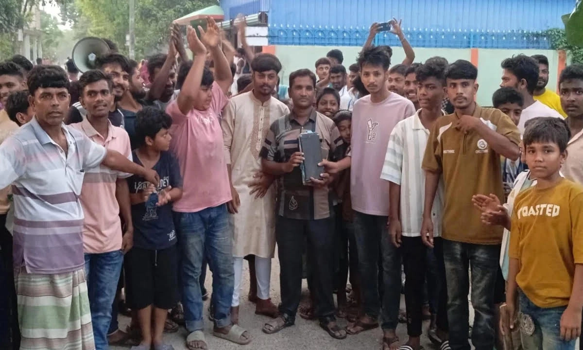 লোডশেডিংয়ে অতিষ্ঠ, ৪ ঘণ্টা বিদ্যুৎকর্মীকে আটকে রাখল জনতা