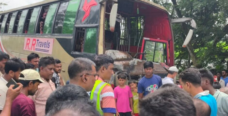 নাটোরে বাস-ভুটভুটির মুখোমুখি সংঘর্ষ, নিহত ৩