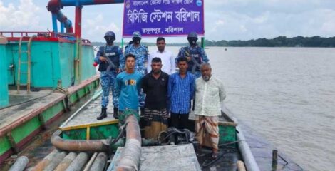 কীর্তনখোলায় অবৈধ বালু উত্তোলন, ড্রেজারসহ আটক ৪