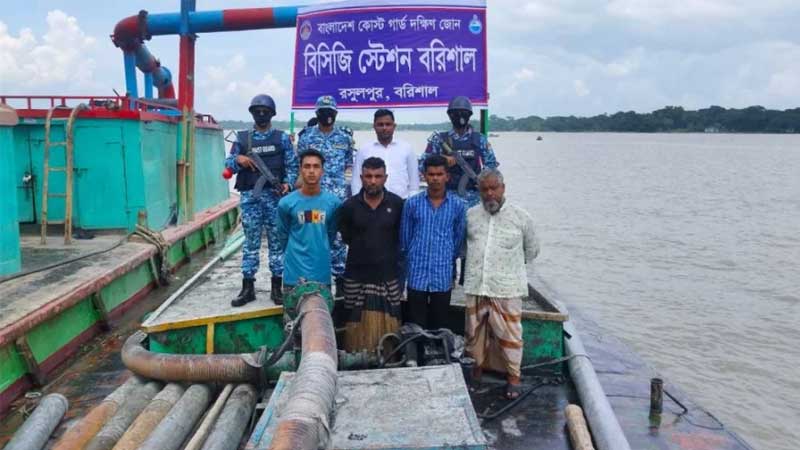 কীর্তনখোলায় অবৈধ বালু উত্তোলন, ড্রেজারসহ আটক ৪