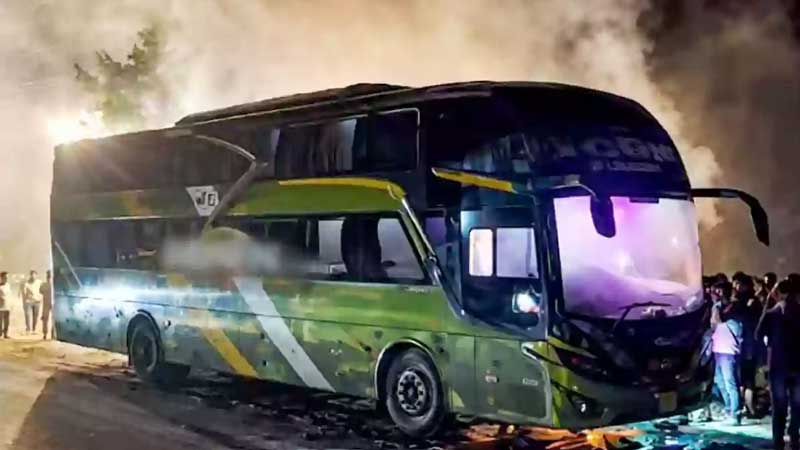 এসি বাসে আগুন: কাঁচ ভেঙে ৩০ জনের জীবন রক্ষা