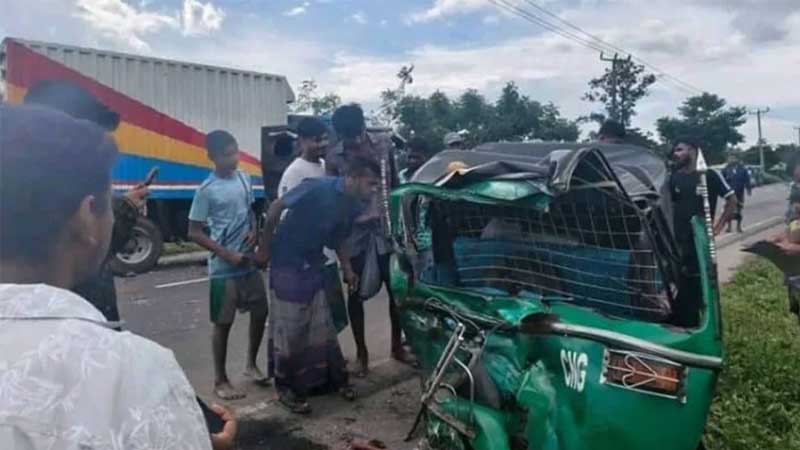 কটিয়াদীতে কাভার্ডভ্যান-অটোরিকশা মুখোমুখি সংঘর্ষে শিশুসহ নিহত ৩