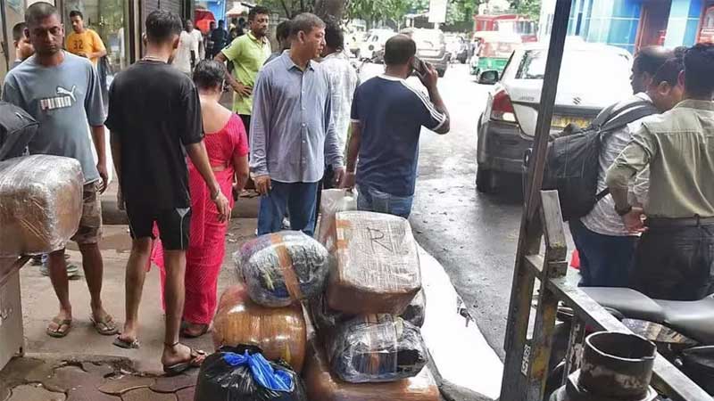 কলকাতায় হোটেল ট্র্যাজেডির পর ‘আতঙ্কিত’ পর্যটকদের দেশে ফেরার তাগিদ