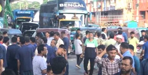 চট্টগ্রামে গ্যাস সংকটে সিএনজি চালকদের সড়ক অবরোধ