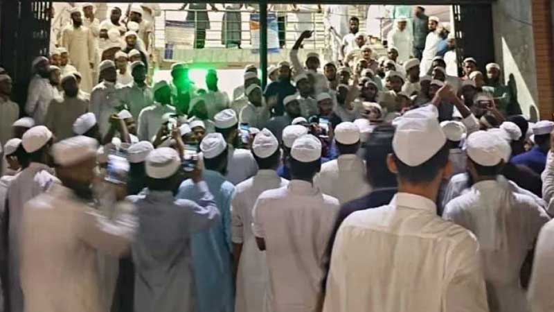 হাসনাত আবদুল্লাহর বক্তব্যের প্রতিবাদে মধ্যরাতে মাদরাসাছাত্রদের বিক্ষোভ
