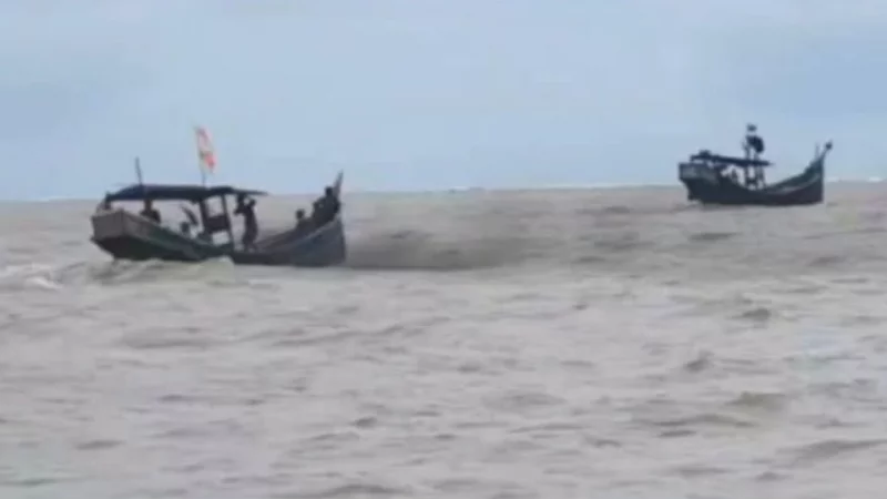 আরাকান আর্মি ট্রলারসহ ধরে নিয়ে গেল ৩ বাংলাদেশি জেলেকে