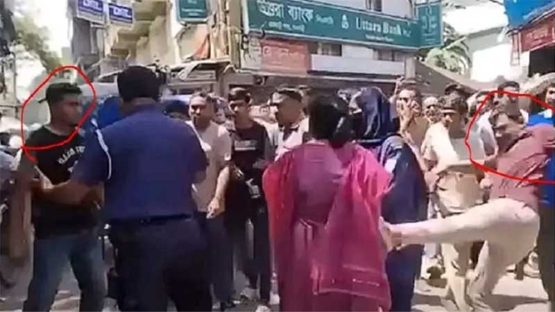 রাজবাড়ীতে পুলিশের সামনেই নারী ব্যবসায়ীকে মারধর