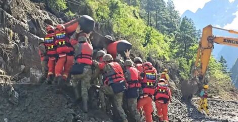 নেপালে বন্যায় মৃত্যু ৯০০ ছাড়াল, সুড়ঙ্গে আটকে বহু মানুষ