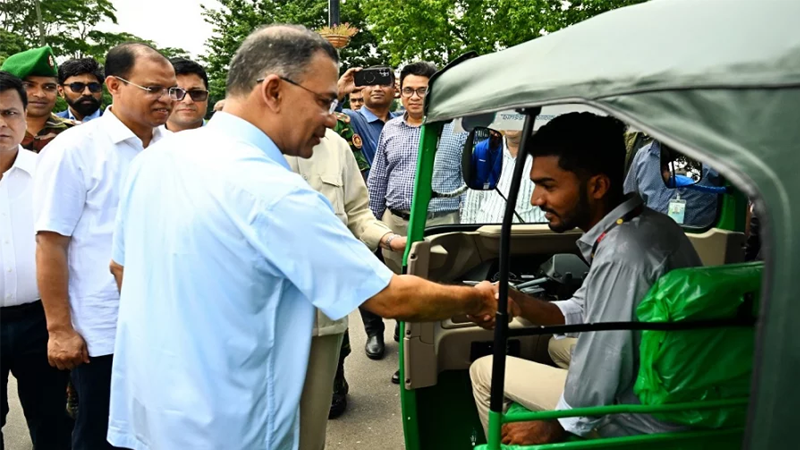 জুলাই যোদ্ধাদের সিএনজি ও অটোরিকশা উপহার দিলেন প্রধানমন্ত্রী