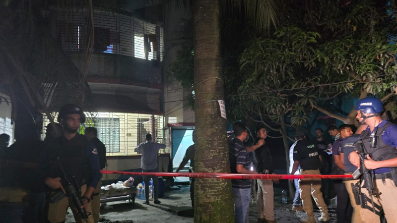 সাভারে ভবন ঘেরাও, বিপুল বিস্ফোরকসহ আটক ১