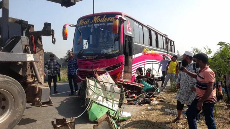 ফরিদপুরের ভাঙ্গায় মর্মান্তিক সড়ক দুর্ঘটনা: বাসের সঙ্গে ধাক্কায় দুই প্রবাসীসহ প্রাণ হারালেন তিন জন