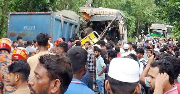 চাঁদপুরে বাস-ট্রাক মুখোমুখি সংঘর্ষে নিহত ৩