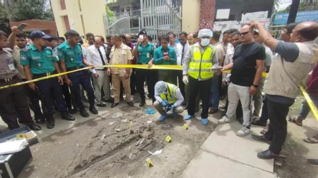 বরিশাল আদালত চত্বরে ককটেল সাদৃশ্য বস্তুর বিস্ফোরণ
