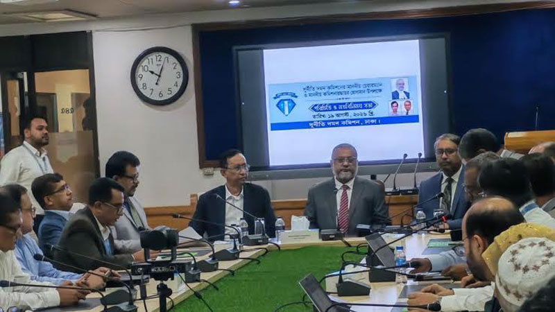 দায়িত্ব গ্রহণের পরই কর্মকর্তাদের সঙ্গে নতুন দুদক চেয়ারম্যান ও কমিশনারের বৈঠক