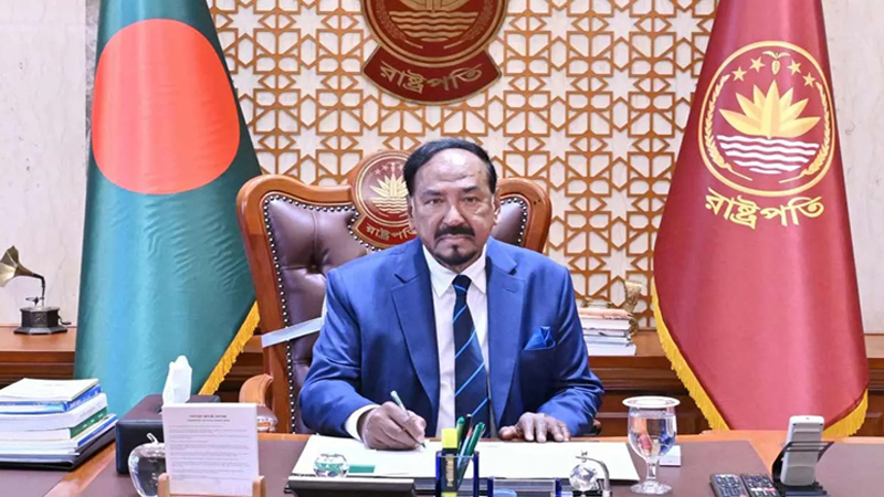 রাষ্ট্রীয় দায়িত্ব পালন শেষে বঙ্গভবন ত্যাগ করলেন অস্থায়ী রাষ্ট্রপতি হাফিজ উদ্দিন
