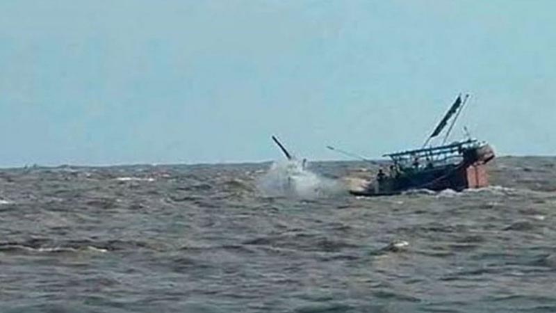 বঙ্গোপসাগরে মাছ ধরার ট্রলারডুবি: একজনের লাশ উদ্ধার, সন্ধান চলছে বাকিদের