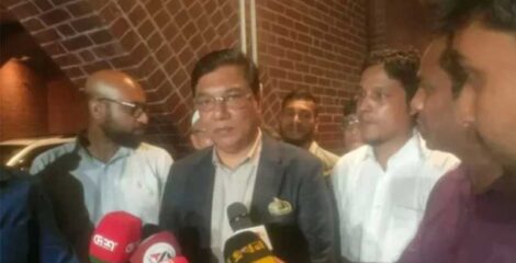ট্রাফিক মামলায় জরিমানা গুনে অনুতপ্ত বিমানমন্ত্রী