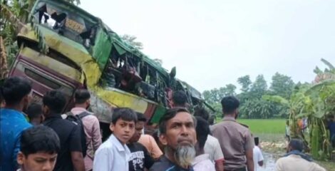 নিয়ন্ত্রণ হারিয়ে মুকসুদপুরে বাস খাদে, নিহত ৩