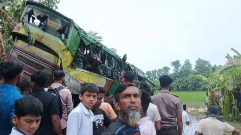 নিয়ন্ত্রণ হারিয়ে মুকসুদপুরে বাস খাদে, নিহত ৩