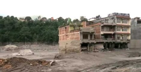 নেপালে বন্যায় নিহতের সংখ্যা বেড়ে ৯৫৫, গণকবরে শত শত মরদেহ