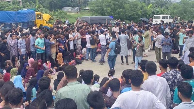 অপ্রতিম হত্যার দ্রুত বিচার দাবিতে অবরোধ ঢাকা-চট্টগ্রাম মহাসড়ক