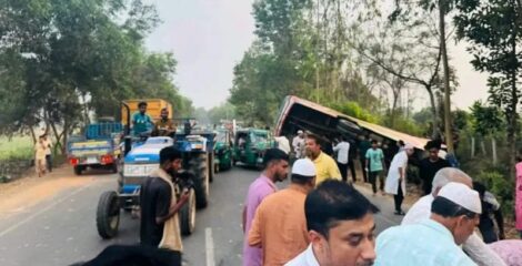 চট্টগ্রামে বিয়েবাড়ি থেকে ফেরার পথে মর্মান্তিক সড়ক দুর্ঘটনা, ঝরল ৪ প্রাণ