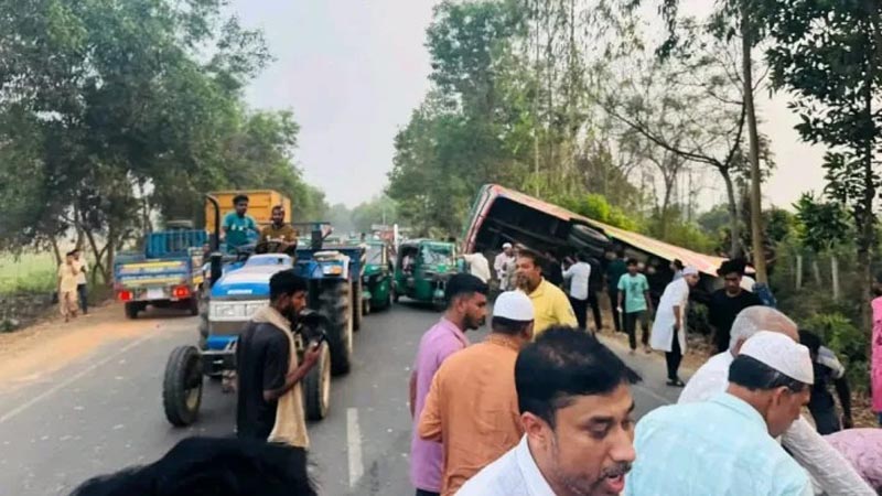 চট্টগ্রামে বিয়েবাড়ি থেকে ফেরার পথে মর্মান্তিক সড়ক দুর্ঘটনা, ঝরল ৪ প্রাণ