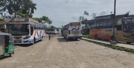 নিরাপত্তার দাবিতে কর্মবিরতি: জামালপুর-ঢাকা রুটে অনির্দিষ্টকালের জন্য বাস চলাচল বন্ধ