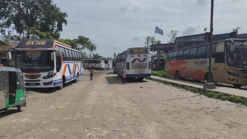 নিরাপত্তার দাবিতে কর্মবিরতি: জামালপুর-ঢাকা রুটে অনির্দিষ্টকালের জন্য বাস চলাচল বন্ধ